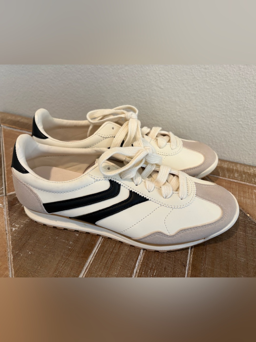 Women’s Sneakers Cream Tan Black White Lace Up No Boundaries Adidas STYLE Sz 7.5